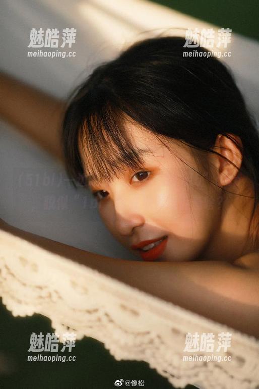 一边吃瓜一边翻“51bl5”app，貌似“1bl”也在默默倾诉着啥？