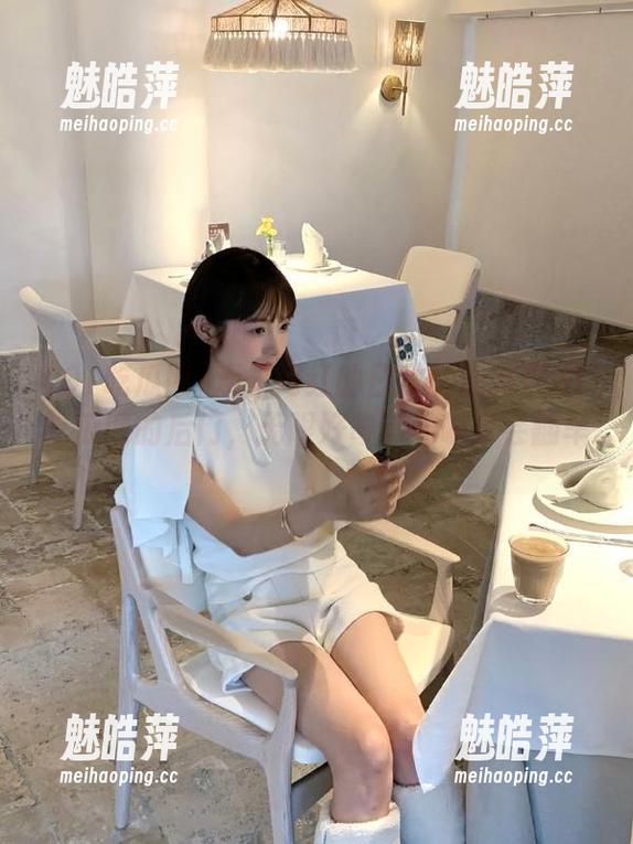 观看网红的日常就像站在91吃瓜网的后门，无限好奇等着哪家会翻车。