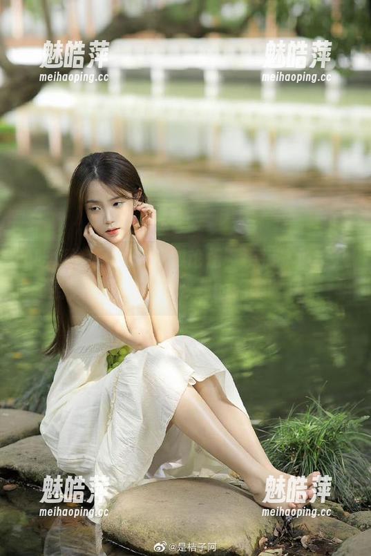 登录吃瓜论坛，手指一划，八卦接踵而来，拯救我的无聊时光！