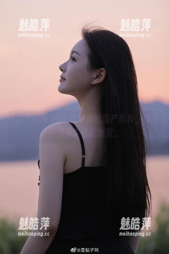 网页里隐藏的国产黑料，像是在追寻失落的幽默。