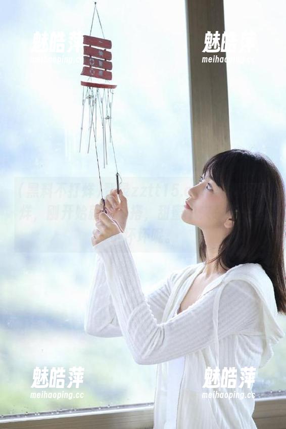 登录zztt15.com黑料不打烊，刚开始就被勾搭，甜蜜中夹杂着一丝小坏坏呢。
